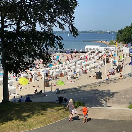 Strandblick Mit Strandkorb & Fahrraedern Gluecksburg